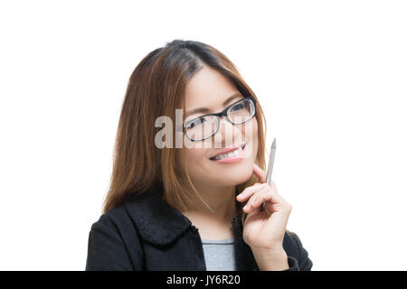 Sorridente donna asiatica mano che tiene la penna isolato su bianco Foto Stock