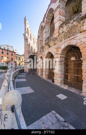 Verona, Veneto, Italia. Il famoso anello esterno dell'Arena di Verona Foto Stock