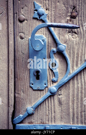 Vista dettagliata del vecchio rustico maniglia della porta con il ferro e il legno Foto Stock