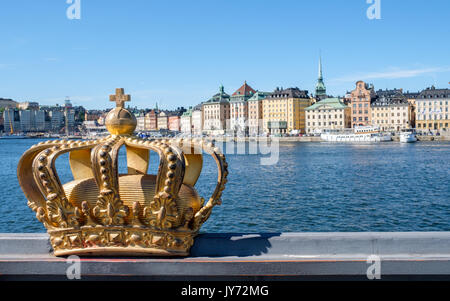 Vista verso la storica città vecchia di Stoccolma dal ponte di Skeppsholmen con la sua corona regale. La capitale della Svezia è costruita su 17 isole. Foto Stock