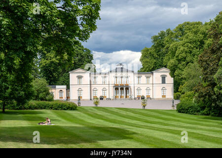 Il palazzo di Rosendal a Stoccolma. Il palazzo di Rosendal situato in zona ricreativa di Djurgarden è uno dei 11 palazzi reali in Svezia. Foto Stock