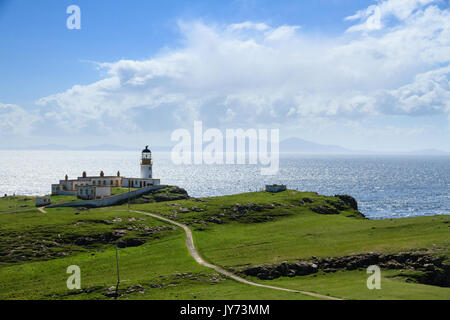 Neist Point Lighthouse sull'Isola di Skye al largo della costa occidentale della Scozia Foto Stock