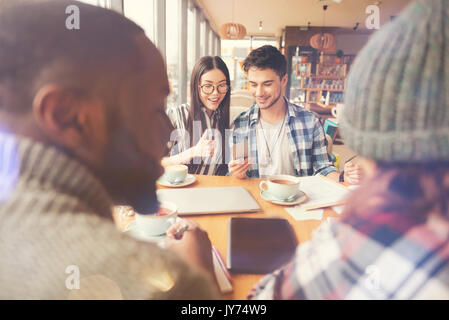 Gli studenti positivo a pranzo insieme Foto Stock