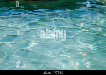 Piscina blu chiaro la superficie dell'acqua Foto Stock