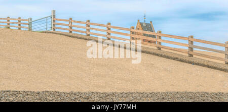 Protezione olandesi contro il mare: una diga lungo il mare di Wadden, Friesland, Paesi Bassi. Foto Stock