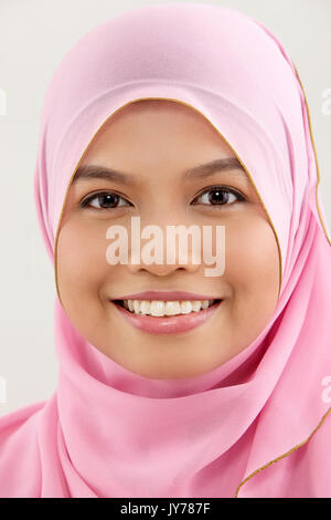 Close up donna malay con tudung guardando la fotocamera Foto Stock