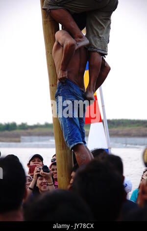 Gli indonesiani celebrare la 72a Giorno Di Indipendenza dalla conduzione di varie razze.Vi è una concorrenza rampicante di noci di betel e un colpo di gara con un cuscino Foto Stock