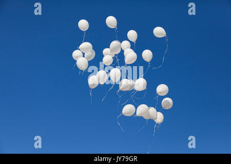 Palloncini bianchi nel cielo Foto stock - Alamy