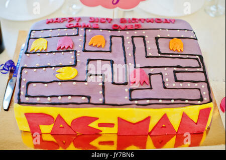 Hai, Ucraina - Agosto 10, 2017: deliziosi e colorati Pac-Man torta sul tavolo. Foto Stock