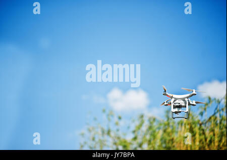 Hai, Ucraina - Agosto 10, 2017: foto di un drone vola nel cielo sopra gli alberi. Foto Stock