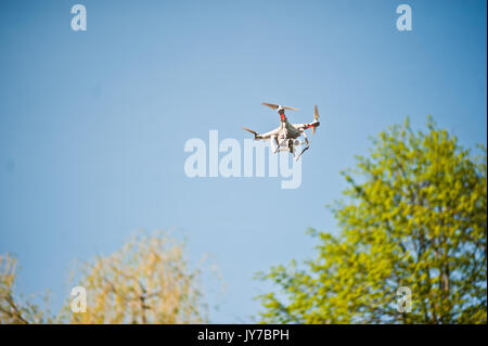 Hai, Ucraina - Agosto 10, 2017: foto di un drone vola nel cielo sopra gli alberi. Foto Stock