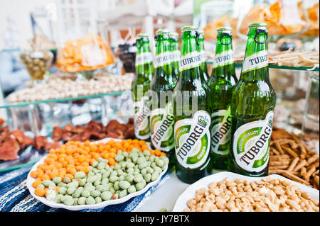 Hai, Ucraina - Agosto 10, 2017: close-up foto di Tuborg birra sul tavolo accanto a diversi spuntini. Foto Stock