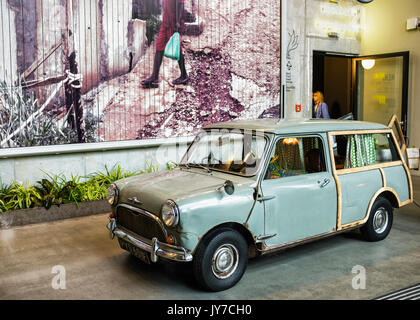 Berlin Charlottenburg.Classic Morris Mini Traveller, Austin Mini Countryman a due porte station wagon. Rusty automobile con tende e abat-jour Foto Stock