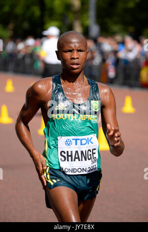 Lebogang Shange del Sudafrica gareggia nei campionati mondiali di atletica leggera IAAF Men's 20k Walk nel Mall di Londra Foto Stock