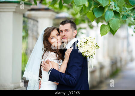 Bella sposi ritratto all'esterno. Foto Stock