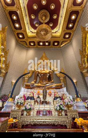 Oro puro statua del Buddha al Wat Traimit temple di Chinatown, Bangkok, Thailandia Foto Stock