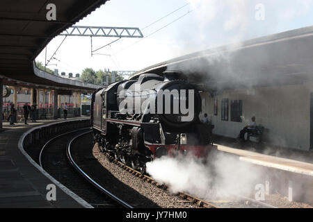 Nero cinque locomotiva a vapore 44871 passando attraverso Carnforth stazione ferroviaria. Foto Stock