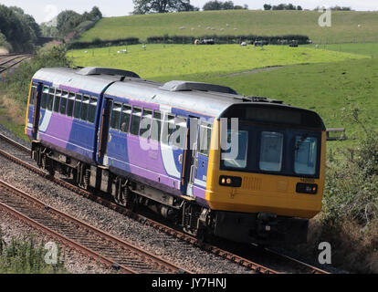 Classe 142 Pacer diesel multiple unit numero 142 055 su un servizio passeggero si vede nella campagna vicino a Borwick presto dopo aver lasciato Carnforth. Foto Stock