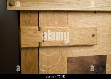 Cerniera di legno sulla credenza in legno di quercia Foto Stock