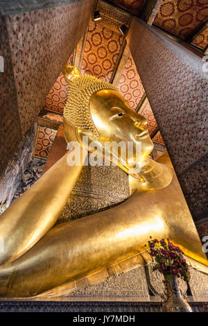 Buddha Phra Saiyas, il Buddha reclinato, Wat Pho tempio di Bangkok, Tailandia Foto Stock