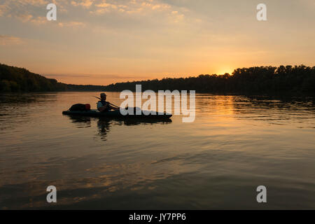 Pagaiando sul tramonto sul fiume Drava Foto Stock