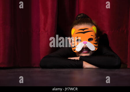 Ballerina che indossa la maschera di dormire sul palco Foto Stock