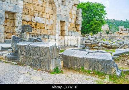 Il pattern scolpito sul rotto i dettagli di edifici in ancint Perge, Antalya, Turchia. Foto Stock