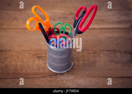 Close up di forbici in desk organizzatore sul tavolo di legno Foto Stock