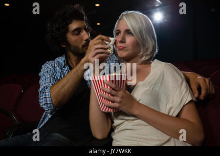 Giovane getting emotional durante la visione di un filmato nel teatro Foto Stock