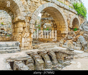 Terme romane in Perge sito archeologico, Antalya, Turchia. Foto Stock