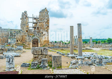 Perge è famosa zona archeologica, è molto popolare tra i turisti e la gente del posto e situato nel sobborgo di Antalya, Turchia. Foto Stock