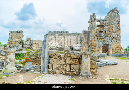 La vista panoramica con le rovine del tempio di Artemide e Bagni Romani, Perge sito archeologico, Antalya, Turchia. Foto Stock