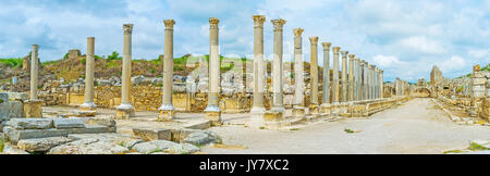 Panorama della antica strada commerciale nella città anatolica di Perge, la lunga fila di colonne si estende lungo la strada, Antalya, Turchia. Foto Stock