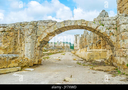 L'ampia arcata in pietra nella via centrale di antica Perge, capitale della Pamphylia Secunda, Antalya, Turchia. Foto Stock