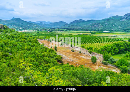 Aspendos collina domina la valle, ricoperti di terreni agricoli, confinante con il sito archeologico, Serik, Turchia. Foto Stock