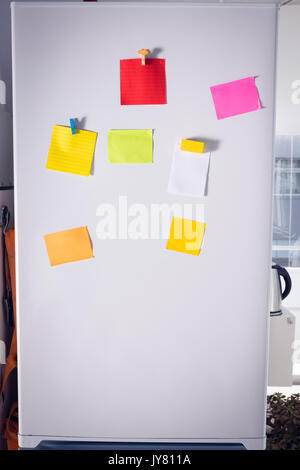 Sticky Notes bloccato sul frigorifero Foto Stock