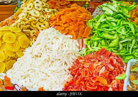 Le località turistiche della Turchia offrono popolari dolci orientali - frutta secca e noci, le bancarelle dei mercati richiamano i visitatori con noci di cocco essiccata, Foto Stock