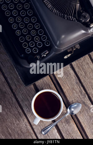 Sovraccarico di vintage nastri inchiostratori per macchine da scrivere e la tazza di caffè nero Foto Stock