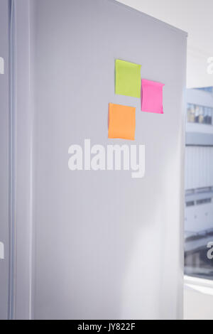 Post-it bloccato sul frigorifero Foto Stock