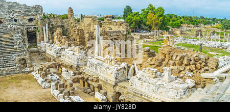 Le rovine di una parete laterale di anfiteatro con conserva i dettagli delle decorazioni in marmo e colonne e le rovine del tempio di Tyche in agora sono visibili sul backgroun Foto Stock