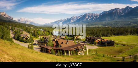 Canmore nelle montagne rocciose con picchi di montagna in background. Foto Stock