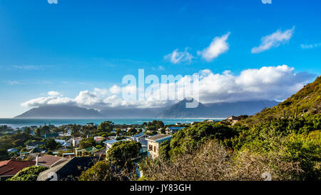 Il villaggio di Kommetjie con il suo famoso kite-surf beach nella Penisola del Capo del Sud Africa con Table Mountain in background Foto Stock