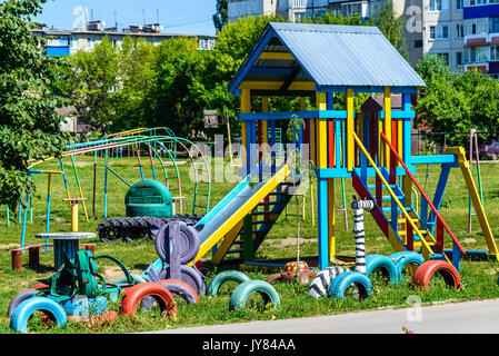 In casa parco giochi per bambini a partire da un materiale improvvisato, Russia Foto Stock