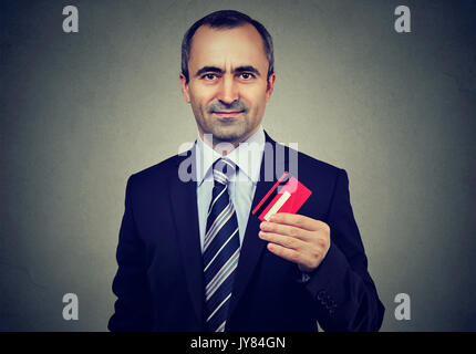 Happy business man offre nuova carta di credito Foto Stock