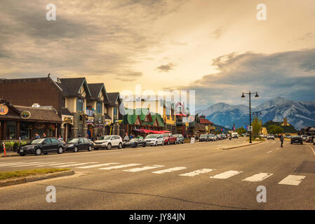 Di sera su strade di Jasper in Canadian Rocky Mountains. Foto Stock