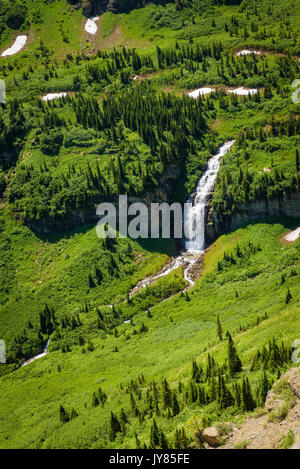 Bella vista delle cascate lungo il andando al sole strada nel Parco Nazionale di Glacier, Montana Foto Stock