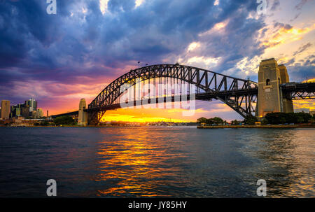 Tramonto spettacolare sopra il Ponte del Porto di Sydney, NSW, Australia. Foto Stock