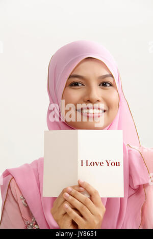 Donna malay con tudung holding ti amo biglietto di auguri Foto Stock