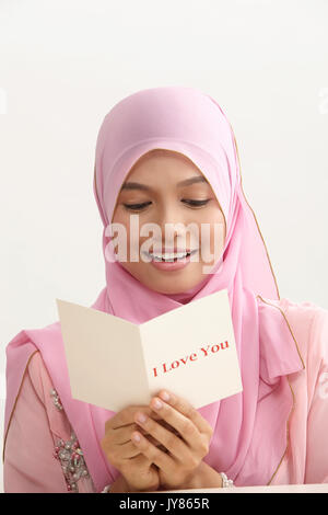 Donna malay con tudung holding ti amo biglietto di auguri Foto Stock