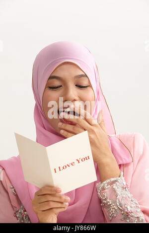 Donna malay con tudung holding ti amo biglietto di auguri Foto Stock